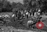 Standbild Gestapo Opfer exhumiert Polygone Frankreich, 1944, aus Sekunde 13 historischem Filmmaterial Videoclip 65675049516