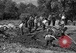 Standbild Gestapo Opfer exhumiert Polygone Frankreich, 1944, aus Sekunde 14 historischem Filmmaterial Videoclip 65675049516