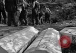 Standbild Gestapo Opfer exhumiert Polygone Frankreich, 1944, aus Sekunde 16 historischem Filmmaterial Videoclip 65675049516