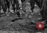 Standbild Gestapo Opfer exhumiert Polygone Frankreich, 1944, aus Sekunde 47 historischem Filmmaterial Videoclip 65675049516