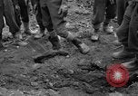 Standbild Gestapo Opfer exhumiert Polygone Frankreich, 1944, aus Sekunde 48 historischem Filmmaterial Videoclip 65675049516
