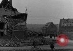 Standbild Vertriebene Bergzabern Deutschland, 1945, aus Sekunde 7 historischem Filmmaterial Videoclip 65675049524