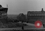 Standbild Vertriebene Bergzabern Deutschland, 1945, aus Sekunde 11 historischem Filmmaterial Videoclip 65675049524