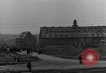Standbild Vertriebene Bergzabern Deutschland, 1945, aus Sekunde 12 historischem Filmmaterial Videoclip 65675049524