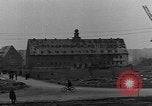 Standbild Vertriebene Bergzabern Deutschland, 1945, aus Sekunde 13 historischem Filmmaterial Videoclip 65675049524