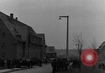 Standbild Vertriebene Bergzabern Deutschland, 1945, aus Sekunde 23 historischem Filmmaterial Videoclip 65675049524