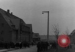 Standbild Vertriebene Bergzabern Deutschland, 1945, aus Sekunde 24 historischem Filmmaterial Videoclip 65675049524