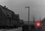 Standbild Vertriebene Bergzabern Deutschland, 1945, aus Sekunde 25 historischem Filmmaterial Videoclip 65675049524