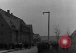 Standbild Vertriebene Bergzabern Deutschland, 1945, aus Sekunde 26 historischem Filmmaterial Videoclip 65675049524