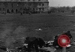 Standbild Vertriebene Bergzabern Deutschland, 1945, aus Sekunde 42 historischem Filmmaterial Videoclip 65675049524