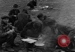 Standbild Vertriebene Bergzabern Deutschland, 1945, aus Sekunde 45 historischem Filmmaterial Videoclip 65675049524