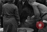 Standbild Vertriebene Bergzabern Deutschland, 1945, aus Sekunde 4 historischem Filmmaterial Videoclip 65675049525