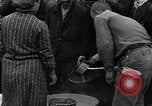 Standbild Vertriebene Bergzabern Deutschland, 1945, aus Sekunde 6 historischem Filmmaterial Videoclip 65675049525