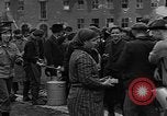 Standbild Vertriebene Bergzabern Deutschland, 1945, aus Sekunde 8 historischem Filmmaterial Videoclip 65675049525