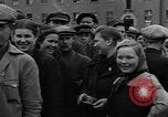 Standbild Vertriebene Bergzabern Deutschland, 1945, aus Sekunde 27 historischem Filmmaterial Videoclip 65675049525