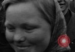 Standbild Vertriebene Bergzabern Deutschland, 1945, aus Sekunde 36 historischem Filmmaterial Videoclip 65675049525