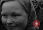 Standbild Vertriebene Bergzabern Deutschland, 1945, aus Sekunde 37 historischem Filmmaterial Videoclip 65675049525