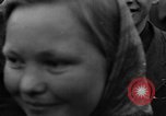 Standbild Vertriebene Bergzabern Deutschland, 1945, aus Sekunde 38 historischem Filmmaterial Videoclip 65675049525