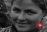 Standbild Vertriebene Bergzabern Deutschland, 1945, aus Sekunde 61 historischem Filmmaterial Videoclip 65675049525
