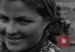 Standbild Vertriebene Bergzabern Deutschland, 1945, aus Sekunde 62 historischem Filmmaterial Videoclip 65675049525