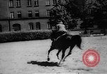 Immagine di Equitazione Germania, 1944, secondo 41 filmato di repertorio 65675049530