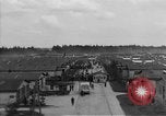 Immagine di Allied campo di prigionia Moosburg Germania, 1945, secondo 46 filmato di repertorio 65675049538