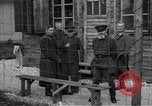 Immagine di Allied campo di prigionia Moosburg Germania, 1945, secondo 6 filmato di repertorio 65675049539