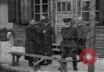 Immagine di Allied campo di prigionia Moosburg Germania, 1945, secondo 9 filmato di repertorio 65675049539