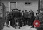 Immagine di Allied campo di prigionia Moosburg Germania, 1945, secondo 15 filmato di repertorio 65675049539