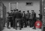 Immagine di Allied campo di prigionia Moosburg Germania, 1945, secondo 16 filmato di repertorio 65675049539