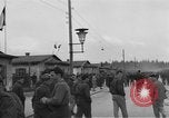 Immagine di Allied campo di prigionia Moosburg Germania, 1945, secondo 33 filmato di repertorio 65675049539