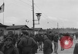 Immagine di Allied campo di prigionia Moosburg Germania, 1945, secondo 35 filmato di repertorio 65675049539