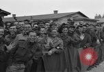 Immagine di Allied campo di prigionia Moosburg Germania, 1945, secondo 50 filmato di repertorio 65675049539