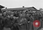 Immagine di Allied campo di prigionia Moosburg Germania, 1945, secondo 54 filmato di repertorio 65675049539