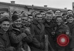 Immagine di Allied campo di prigionia Moosburg Germania, 1945, secondo 58 filmato di repertorio 65675049539