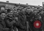 Immagine di Allied campo di prigionia Moosburg Germania, 1945, secondo 59 filmato di repertorio 65675049539