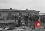 Image des prisonniers alliés Moosburg Allemagne, 1945, de la seconde 15 séquences d'archives historiques vidéo 65675049540