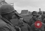 Standbild deutschen Gefangenen Langenzenn Deutschland, 1945, aus Sekunde 27 historischem Filmmaterial Videoclip 65675049541
