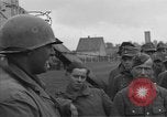 Standbild deutschen Gefangenen Langenzenn Deutschland, 1945, aus Sekunde 28 historischem Filmmaterial Videoclip 65675049541