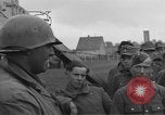 Standbild deutschen Gefangenen Langenzenn Deutschland, 1945, aus Sekunde 29 historischem Filmmaterial Videoclip 65675049541