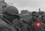 Standbild deutschen Gefangenen Langenzenn Deutschland, 1945, aus Sekunde 32 historischem Filmmaterial Videoclip 65675049541