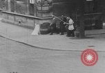Standbild errichten Barrikaden Paris Frankreich, 1944, aus Sekunde 5 historischem Filmmaterial Videoclip 65675049546