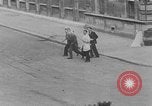Standbild errichten Barrikaden Paris Frankreich, 1944, aus Sekunde 9 historischem Filmmaterial Videoclip 65675049546