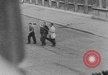 Standbild errichten Barrikaden Paris Frankreich, 1944, aus Sekunde 11 historischem Filmmaterial Videoclip 65675049546