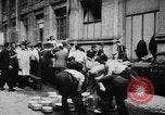 Standbild errichten Barrikaden Paris Frankreich, 1944, aus Sekunde 57 historischem Filmmaterial Videoclip 65675049546
