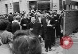 Standbild FFI round up Mitarbeiter Paris Frankreich, 1944, aus Sekunde 3 historischem Filmmaterial Videoclip 65675049547