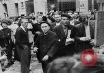 Standbild FFI round up Mitarbeiter Paris Frankreich, 1944, aus Sekunde 4 historischem Filmmaterial Videoclip 65675049547
