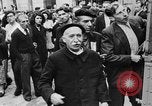 Standbild FFI round up Mitarbeiter Paris Frankreich, 1944, aus Sekunde 5 historischem Filmmaterial Videoclip 65675049547