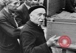 Standbild FFI round up Mitarbeiter Paris Frankreich, 1944, aus Sekunde 6 historischem Filmmaterial Videoclip 65675049547