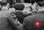 Standbild FFI round up Mitarbeiter Paris Frankreich, 1944, aus Sekunde 10 historischem Filmmaterial Videoclip 65675049547